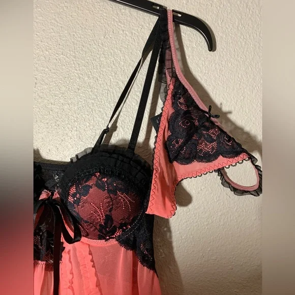 Lingerie set Sz M coral black accents lace trim reversible straps push-up bra